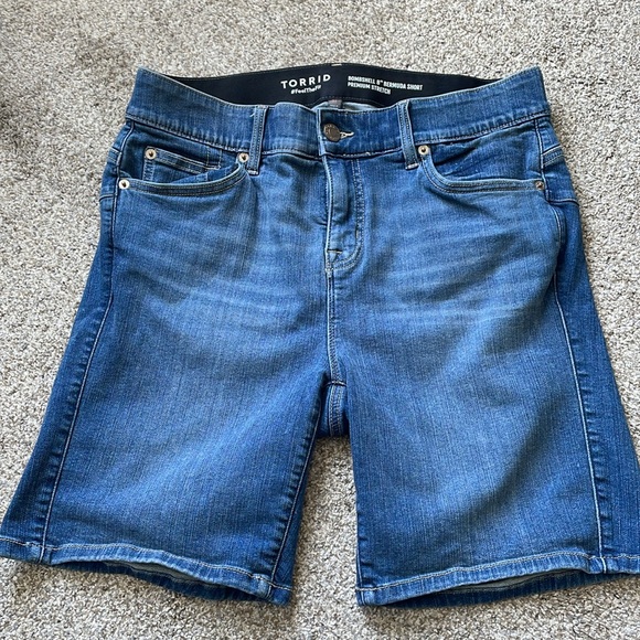 Torrid - Bombshell 8” Bermuda Short Premium Stretch - Picture 6 of 8
